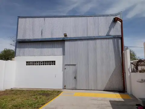 Galpón Comercial  - Depósito con fondo libre  vario rubro