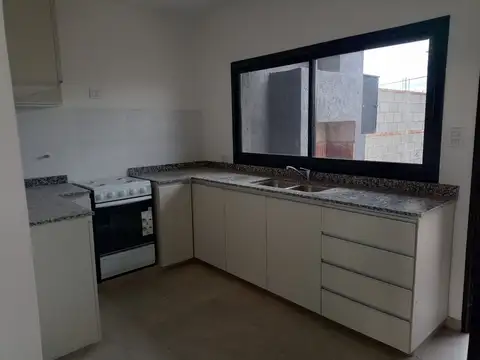 Casa 6 ambientes con 2 baños