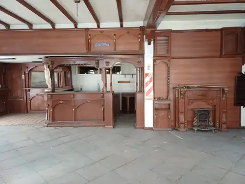 Local en esquina de 110 m2 cubiertos. Ideal varios destinos. Posesion inmediata. CENTRICO