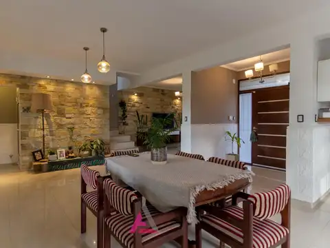 Casa 8 ambientes con 3 baños