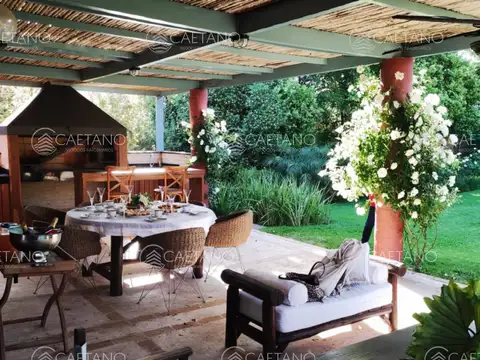 Hermosa casa de  2 niveles, con amplios espacios.