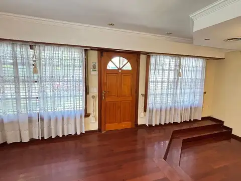 VENTA CASA C/PILETA Y COCHERA EN MERLO