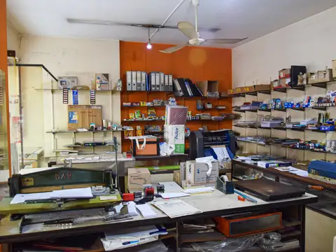 LOCAL EN VENTA  SOBRE VIA PUBLICA  8 mts DE FRENTE X 5MTS DE FONDO APROX