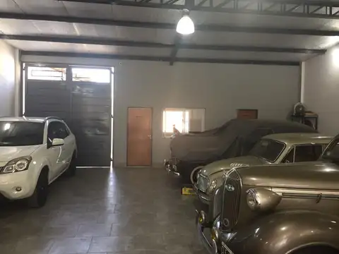 Local en Venta en Villa Luzuriaga, USD 240.000