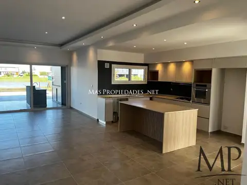 Casa 4 ambientes con 4 baños