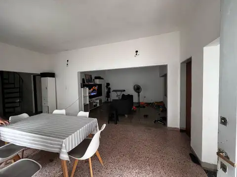 Casa 8 ambientes con 2 baños
