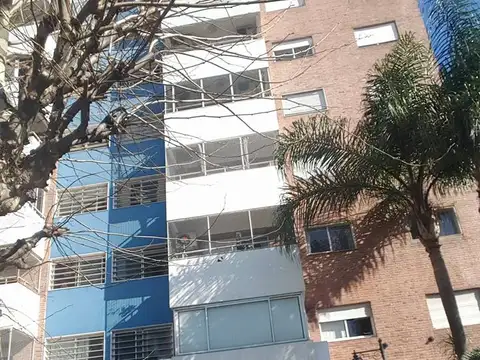 EN VENTA EN CASEROS DEPARTAMENTO DE 3 AMBIENTES DE 75M2 CON BALCON PLENO CENTRO - FICHA 7494