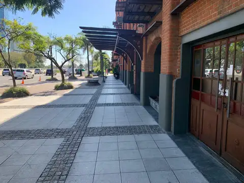 Local en Avenida, con 14 metros de Frente, Ideal servicios