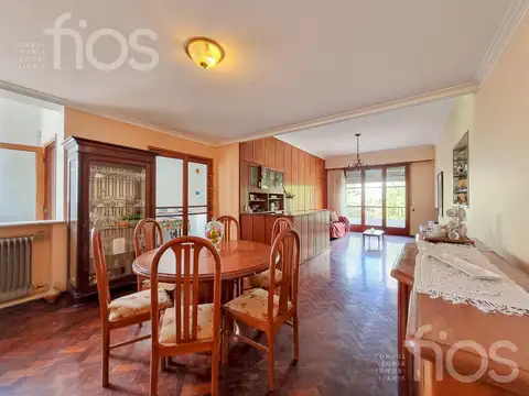 VENTA CASA DE CINCO DORMITORIOS CON QUINCHO, TERRAZA Y COCHERA EN ABASTO