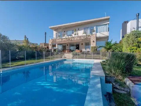 Casa en Alquiler Temporal con 5 cocheras