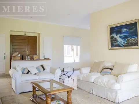 Casa 8 ambientes con 3 baños