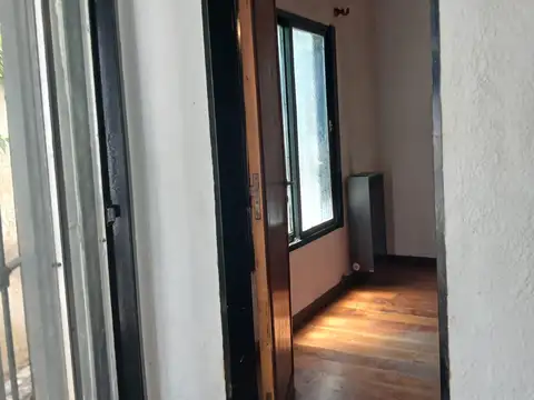 Amplio PH en Alquiler 2 dormitorios a 5 cuadras estación Ituzaingó