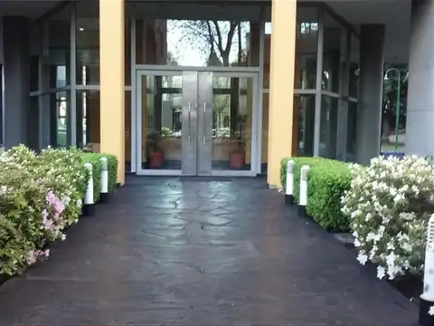 Espectacular torre de categoria  atipico piso alto con balcón terraza, varios placares, cocina completa lavadero amenities.