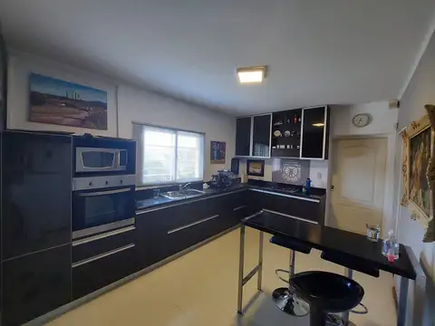 Casa 8 ambientes con 2 baños