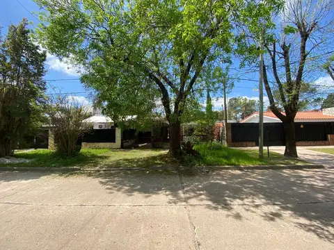 Venta de Casa de 2 dormitorios en Funes a refaccionar con rapido acceso