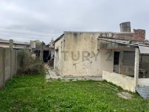 Casa a demoler o remodelar con excelente terreno en venta
