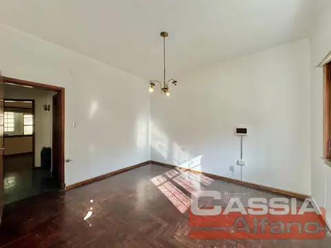 Casa en Alquiler con 3 cocheras