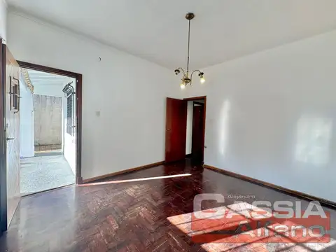 Casa en Alquiler con 3 cocheras