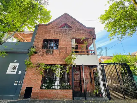 CASA 4 AMBIENTES CON COCHERA Y JARDIN - VICENTE LOPEZ