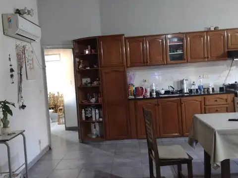 Casa 6 ambientes con 2 baños