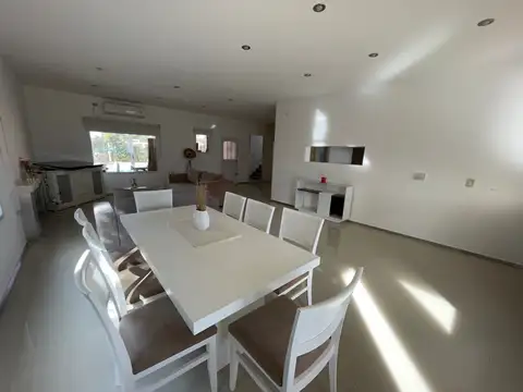 Casa en Alquiler con 4 cocheras