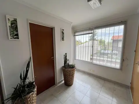 AMPLIA Y LUMINOSA OFICINA CON TODAS LAS COMODIDADES, SOBRE LA AVENIDA EN MARTINEZ.