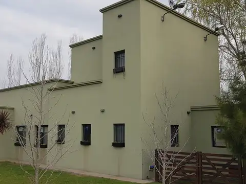 CHALET SOBRE LOTE DE 2000 MTRS CON PILETA Y VISTA LAGUANA SALIDA AL GOLF