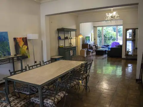 Casa de 5 ambientes con cochera y dependencia en venta en Martinez