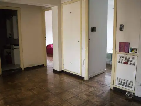 Casa de 5 ambientes con cochera y dependencia en venta en Martinez