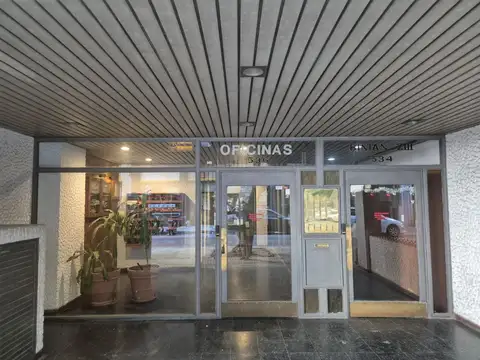 VENTA OFICINA AL FRENTE CON COCHERA CENTRO