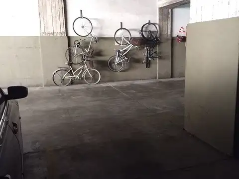 COCHERA FIJA Y CUBIERTA,EXCELENTE UBICACIÓN SOBRE AV MEDRANO