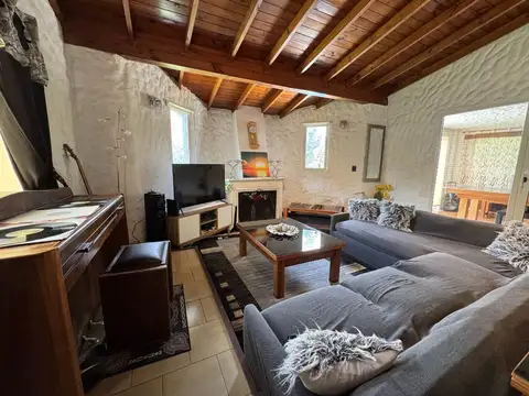 Casa 4 ambientes con 2 baños