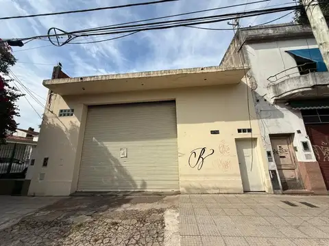 Galpón en Av. Ader con habilitación carpintería