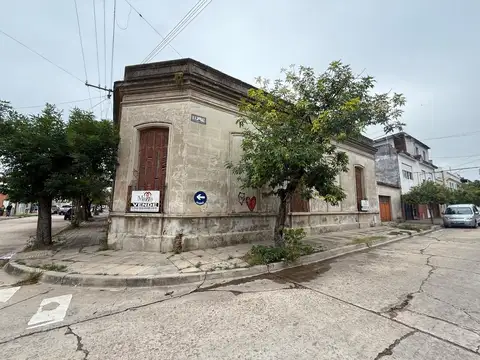 casa en esquina Caseros y Andrade 323 m²