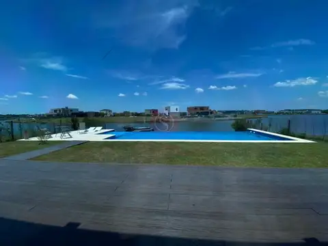 Casa en Alquiler con 2 cocheras