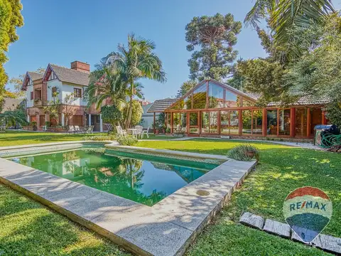 IMPONENTE CASA EN LOMAS CON PILETA Y QUINCHO