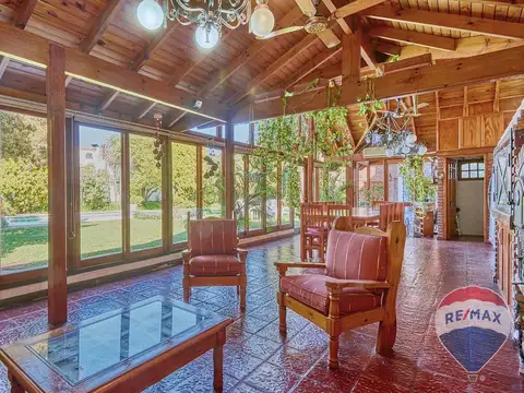 IMPONENTE CASA EN LOMAS CON PILETA Y QUINCHO