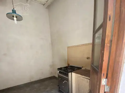 CASA Y LOCAL EN LOTE PROPIO  "IDEAL 2 FAMILIAS  O  CONSTRUCCIÓN