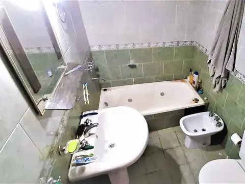 EXCELENTE Ubicación: Depto. en PH de 3 amb. Al Frente. Primer Piso x Escalera.