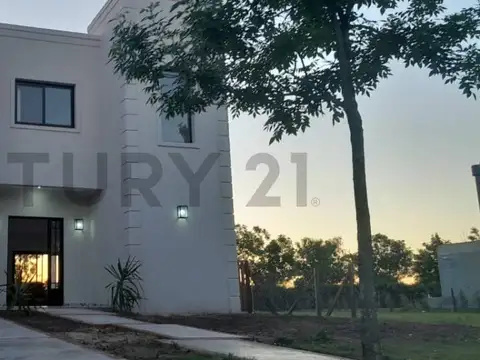 Casa en venta de 5 ambientes en Puertos Barrio Araucarias.La misma se desarrolla en do...