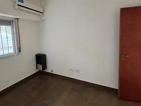 Departamento en alquiler en Centro (Campana) Un dormitorio con placar, cocina, living, baño completo . Patio compartido con parrilal. Planta Baja