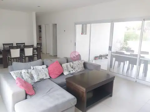 Casa en Venta con 3 cocheras
