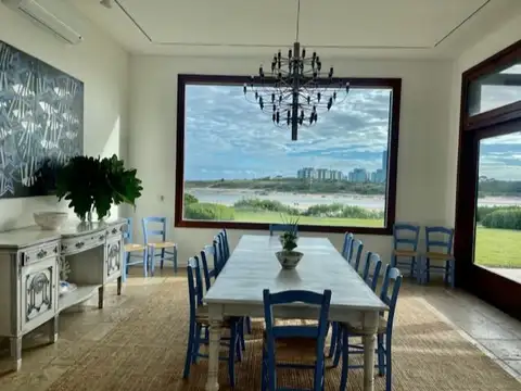 Casa 6 ambientes con 5 baños