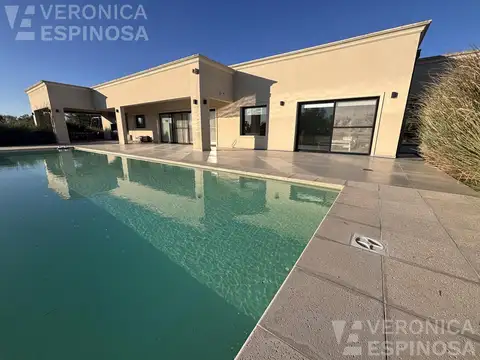 Casa en venta de cinco ambientes, Lujan, Santa Matilda