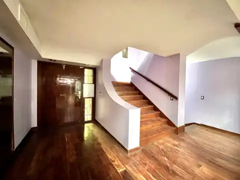 Casa 8 ambientes con 6 baños