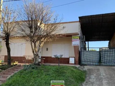 Casa 3 Dormitorios con Depto 2 dorm Centro de Colón