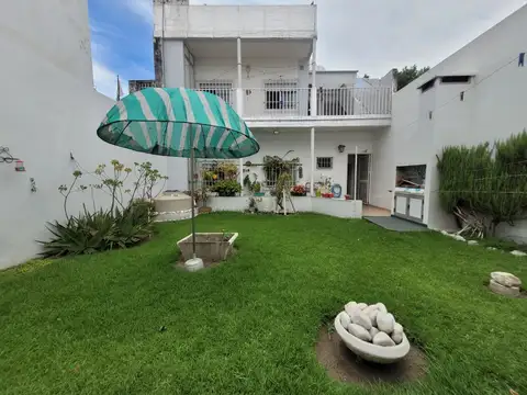 VENTA | PERMUTA - Casa con local comercial, con cochera en barrio España y Hospitales. APTO CRÉDITO.