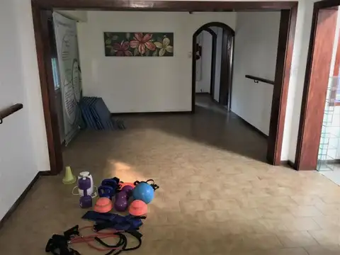 Casa 8 ambientes con 2 baños