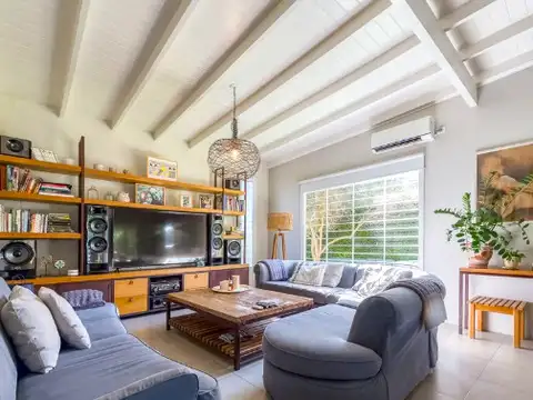 EXCELENTE CASA EN VENTA - CON HERMOSO FONDO Y PILETA - MUY BUENA UBICACIÓN EN BELLA VISTA