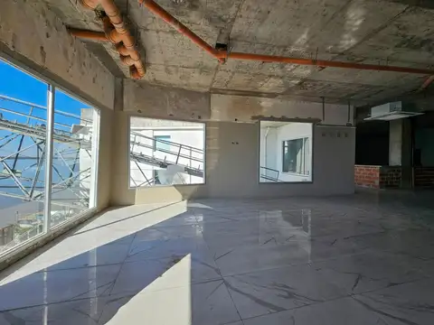 LOCAL COMERCIAL DE 340m2 CON VISTA AL RÍO EN ALQUILER EN PUERTO NORTE